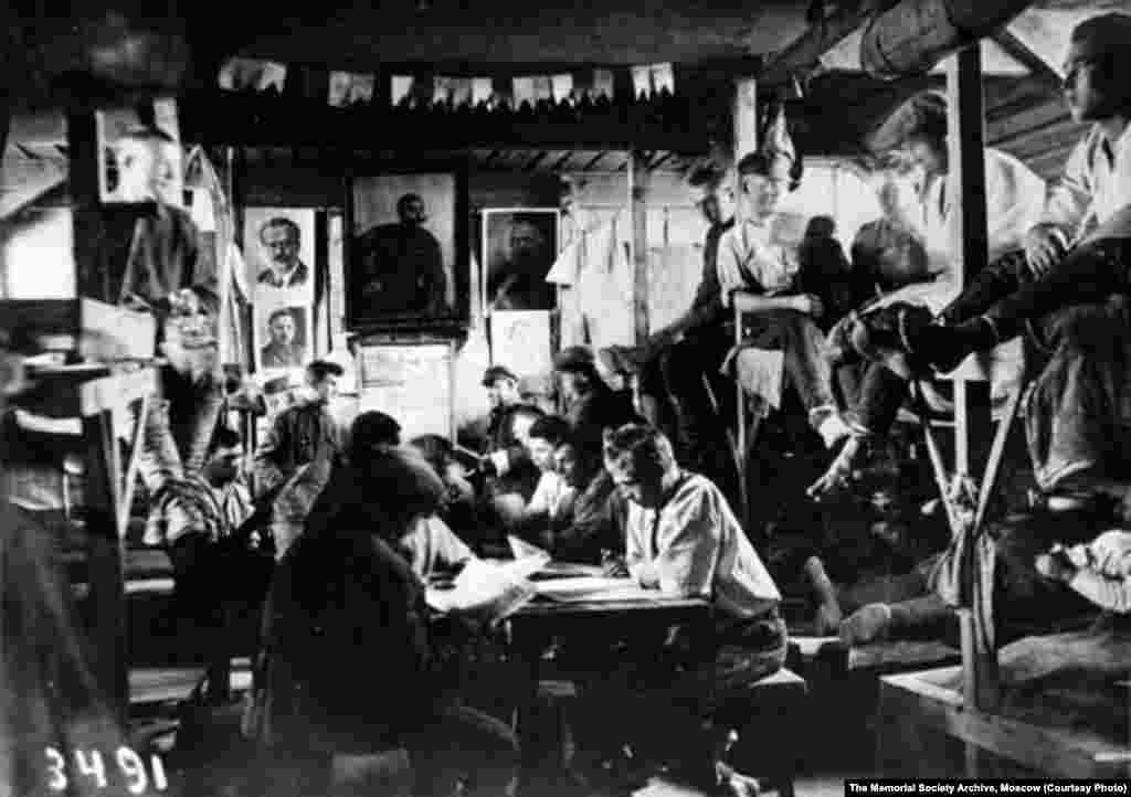Пациенты в переполненной больнице лагеря Беломорканала в 1932 году. Оценки числа погибших при строительстве варьируются от 8700 до более 25 тысяч человек.