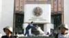 Молдова - Поліція і робочі, які наводять лад у розгромленому протестувальниками президентського будинку, Кишинев, 8 квітня 2009 р.
