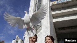 11.11.11 көнне Бишкәктә өйләнешкән яшь пар