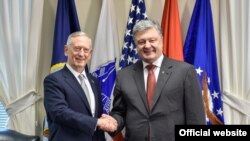 Джеймс Маттіс і Петро Порошенко під час візиту українського президента до США, 20 червня 2017