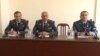 Ոստիկանության պետի տեղակալ Անուբաղ Համբարյանը (կ) ներկայացնում է Անձնագրային վարչության նորանշանակ պետ Մնացական Բիչախչյանին (ձ)։ 