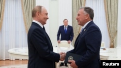 Спецпредставник президента США Стів Віткофф (праворуч) під час зустрічі із російським президентом Володимиром Путіним у Москві, 6 серпня 2025 року 