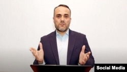 Иззат Амон, собиқ раиси ҷамъияти тоҷикон дар Маскав охири моҳи марти соли ҷорӣ нопадид ва баъдан дар як боздоштгоҳи Душанбе пайдо шуд