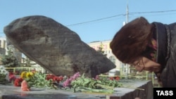 У Соловецкого камня. Москва, Лубянская площадь