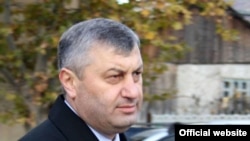 Эдуард Кокойты обвинил накануне выборов некоторых членов молодежного правительства в сотрудничестве с оппозицией
