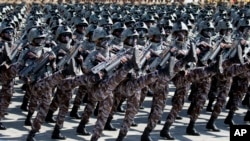 Vojnici marširaju na paradi povodom 70. godišnjice osnivanja Sjeverne Koreje u Pjongjangu 2018. godine.