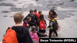 Батьки зустрічають діток на подвір'ї школи