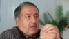 Амирхон Икромов мегӯяд, падару писар бо автомат ба онҳо таҳдид карданд.