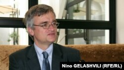 Уже несколько месяцев Питер Семнеби разбирает свои записи, сделанные во время пятилетней работы на посту спецпредставителя ЕС на Южном Кавказе