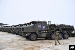 Танки, завантажені на платформи вантажівок. у складі додаткових британських військ і військової техніки на базі Естонської бойової групи НАТО в Тапі