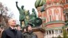 Президент Росії Володимир Путін бере участь у церемонії біля пам'ятника Мініну та Пожарському біля Кремля. 4 листопада 2020 року
