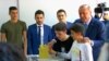 Президент Турции Реджеп Тайип Эрдоган со своими внуками на избирательном участке в Стамбуле, 24 июня 2018 года.