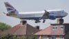British Airways ընկերության Boeing 747 օդանավը պատրաստվում է վայրէջք կատարել Լոնդոնի Հիթրոու օդակայանում, արխիվ