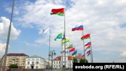 Плошча перад ратушай з расейскімі сьцягамі