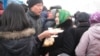 Парень с праздничными угощениями, которые во время празднования Наурыза раздавали бесплатно. Астана, 22 марта 2013 года. 