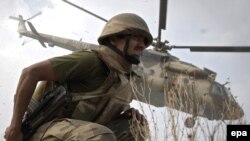 Ооганстанга чектеш, уруулар жашаган аймактарда согушкерлерге каршы жүргүзүлгөн аскерий операциялардын аркасында Пакистан армиясынын мурдагы кадыр-баркы көтөрүлгөндөй болду. 
