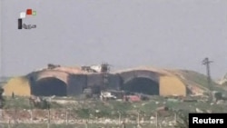 Սիրիա – Կադր սիրիական պետական հեռուստատեսության հեռարձակումից, որտեղ երևում է ամերիկյան հարվածի թիրախում հայտնված ավիաբազան Հոմս քաղաքի մոտակայքում, 6-ը ապրիլի, 2017թ․