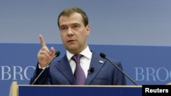 Россия президенти Дмитрий Медведев Брукинс институтунда сүйлөөдө. Вашингтон. 13-апрель 2010