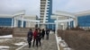 Студенты выходят из Каспийского государственного университета новых технологий и инжиниринга имени Шахмардана Есенова в Актау. 18 февраля 2017 года.