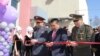 Ош шаар мэри Айтмамат Кадырбаев (оңдо) батирдин ачкычтарын тапшыруу учурунда. 15-март, 2016-жыл