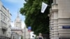 Прапор Ісламського Емірату Афганістан на посольстві Афганістану в Москві
