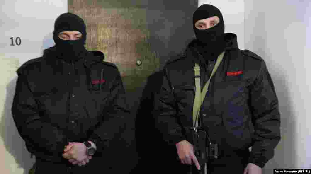 Як повідомив у Facebook кримчанин&nbsp;Осман Арифм, до квартири кримського адвоката прибули &laquo;люди з автоматами, в масках, без розпізнавальних знаків&raquo;