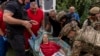 "Пенсия алуу үчүн кезекте турушкан". Орус бомбасы Украинада ондогон өмүрдү жалмады
