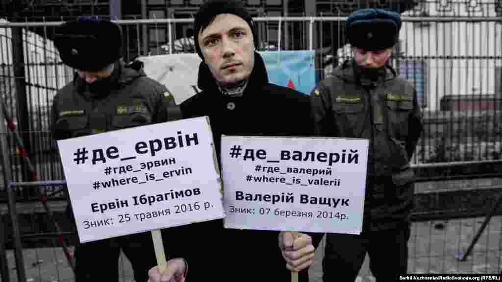 &laquo;Ми маємо показати, що ми про них не забули. Можливо, це остання надія рідних, що постійне нагадування про зниклих не дозволить владі (кримській владі) просто робити вигляд, що нічого не відбулося&raquo;, &ndash; прокоментував Рустем, кримськотатарський активіст під час акції на підтримку зниклих безвісти в Криму