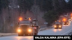 Конвой британської броньованої техніки прямує через Лієпупе. Латвія, 25 лютого 2022 року