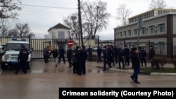 Російська поліція біля будівлі суду в окупованому Криму, Бахчисарай, архівне фото