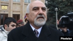 ԱԻՄ-ի առաջնորդ Պարույր Հայրիկյանը Սահմանադրական դատարանի շենքի դիմաց, արխիվ