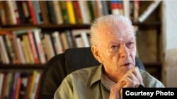 Автор книг про безкровні революції Джін Шарп