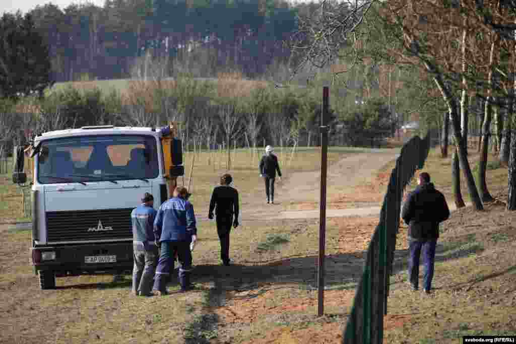 Будаўнічыя працы праходзяць пад аховай міліцыі. 