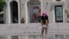 Stanovnica Prištine se rashlađuje u fontani u glavnom gradu Kosova, gdje su temperature 26. juna dostigle 36 stepeni Celzijusa.
