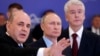 Премьер-министр РФ Михаил Мишустин, президент Владимир Путин и мэр Москвы Сергей Собянин во время посещения оперативного штаба по коронавирусу