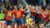 Echipa Spaniei celebrează victoria asupra Portugaliei şi trecerea în finala Euro 2012.