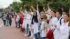 «Ланцуг салідарнасьці» беларускіх мэдыкаў у Малінаўцы. Менск, 12 жніўня 2020 году