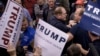 Столкновения сторонников и противников Дональда Трампа у здания, где проходил съезд Республиканской партии