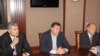 Боснійськохорватський опозиціонер Драґан Чович, боснійськосербський прем’єр Милорад Додик і міжнародний представник у Боснії Валентін Інцко, зліва направо