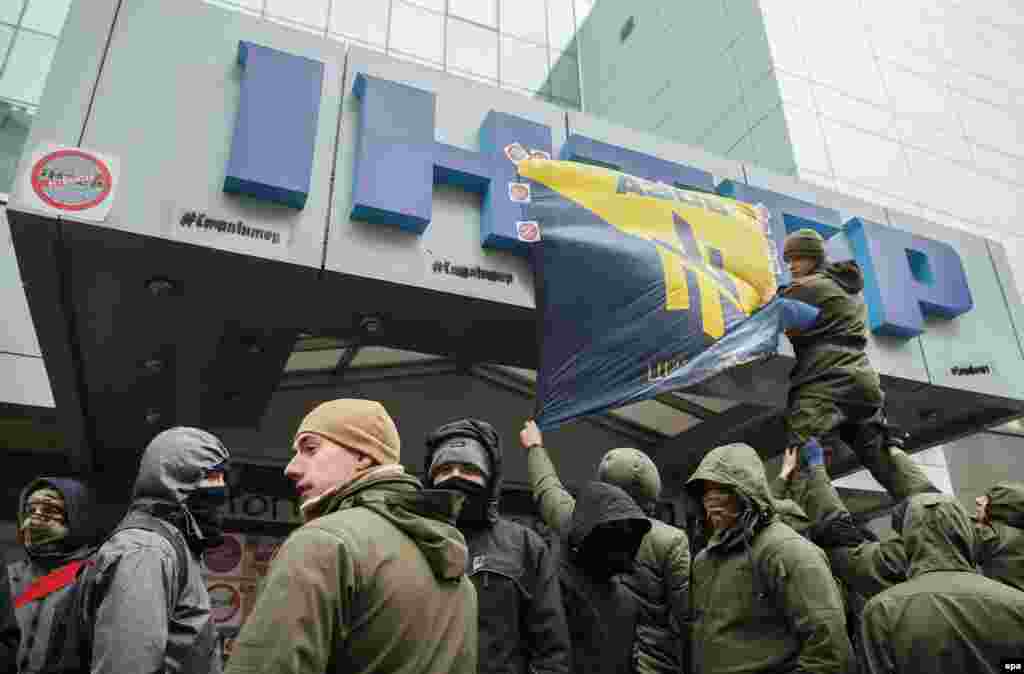 Активісти цивільного корпусу &laquo;Азов&raquo; блокують офіс телеканалу &laquo;Інтер&raquo;. Вони вимагають переглянути політику каналу і заборонити російську пропаганду.&nbsp; Київ, 25 лютого 2016 року