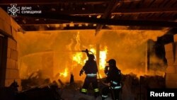 Рятувальники гасять пожежу після російського удару по Сумщині, 28 березня 2025 року
