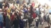 Ilat nobatlara girizilen gadaganlygy äsgermezlik edýär, polisiýadan boýun bolmadyklary saklamak talap edilýär