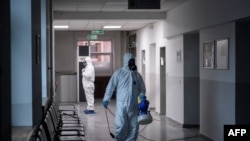 Dezinfikacija u zgradi opštine Priština, kao mera prevencije od korona virusa, 14. marta 2020. 