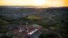 Нефтебуровая установка с высоты птичьего полета в ранние утренние часы 30 июля 2013 года в районе Уотфорд Сити, Северная Дакота. Иллюстративное фото