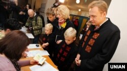 Андрій Садовий з родиною на виборчій дільниці, Львів, 25 жовтня 2015 року