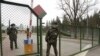 Беларускія памежнікі на памежным пераходзе з Польшчай, каля вёскі Перароў. 31 сакавіка 2015 году