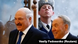 Belarusian President Alyaksandr Lukashenka (left) with his Kazakh counterpart Nursultan Nazarbaev during their meeting in Minsk on November 29. 