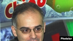 Armenia -- Levon Zurabian, a leader of the opposition Armenian National Congress, holds a news conference on December 23, 2009.