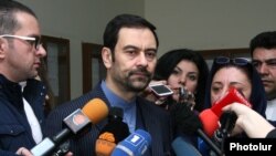 Հայաստանում Իրանի դեսպան Սեյեդ Քազեմ Սաջադին պատասխանում է լրագրողների հարցերին, 18-ը փետրվարի, 2016թ. 