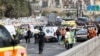 Ofițerii de poliție israelieni și personalul de urgență intervin la locul unde a avut loc un presupus atac armat la periferia Ierusalimului.